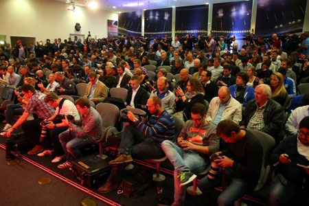 Rất đông các phóng viên đã đến theo dõi, đưa tin