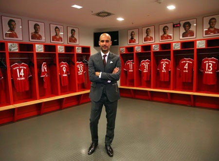 Guardiola bên phòng thay đồ của các học trò mới