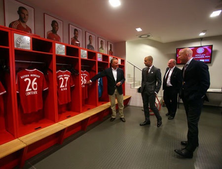 Karl-Heinz Rummenigge giới thiệu từng vị trí để đồ của cầu thủ cho tân huấn luyện viên