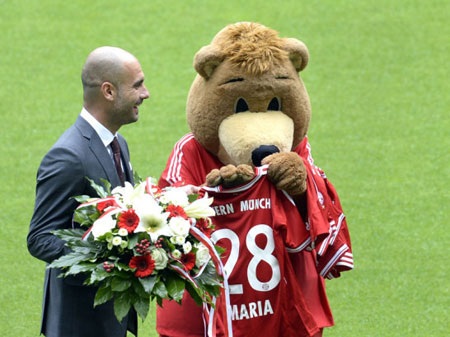 Vị thuyền trưởng mới của Bayern Munich bên cạnh linh vật của Bayern Munich