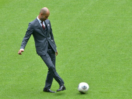 Pep cũng làm vài động tác chạm bóng