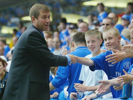 Abramovich được các cổ động viên nhí của Chelsea chào đón