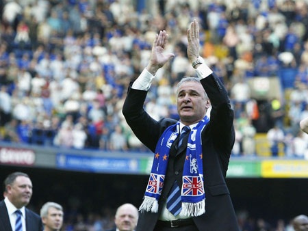 Abramovich được các cổ động viên nhí của Chelsea chào đón