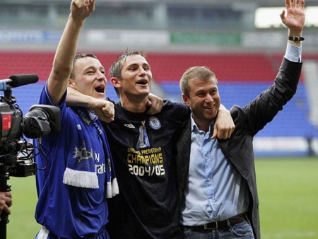 Abramovich và chiếc cúp vô địch Premier League đầu tiên năm 2004