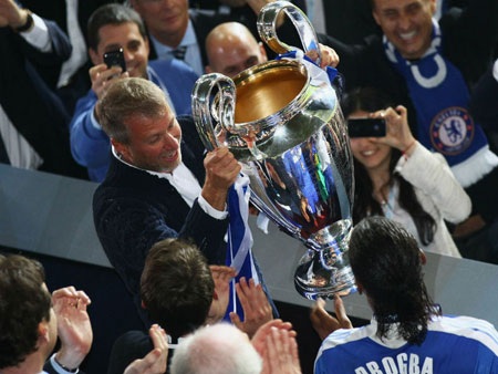 Abramovich cùng chiếc cúp Champions League, chiếc cúp ông bấy lâu mong chờ ở mùa giải 2011/12