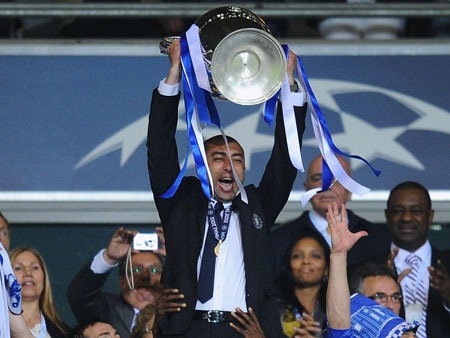 Abramovich cùng chiếc cúp Champions League, chiếc cúp ông bấy lâu mong chờ ở mùa giải 2011/12