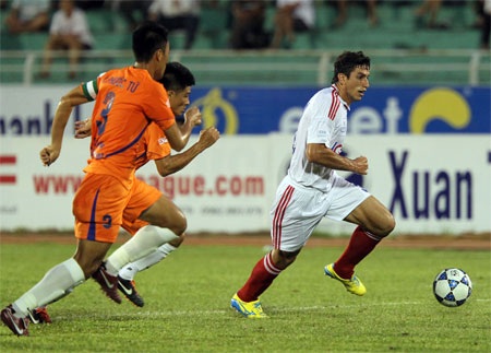 Trọng tài lại khiến sân Thống Nhất “nổi sóng” - 1 Trọng tài lại khiến sân Thống Nhất “nổi sóng”