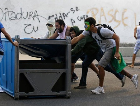 Rất nhiều cảnh sát được huy động để chốt chặn trên nhiều tuyến phố tại Sao Paulo