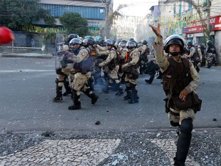 Cảnh sát đã phải dùng đến các phương án mạnh để giải tán đám đông