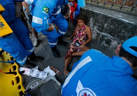 Người hâm mộ chạy toán loạn trước sự đàn áp mạnh mẽ của cảnh sát