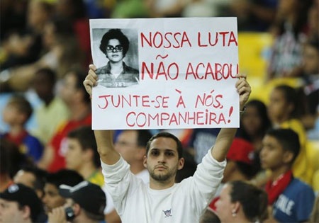 Người hâm mộ chạy toán loạn trước sự đàn áp mạnh mẽ của cảnh sát