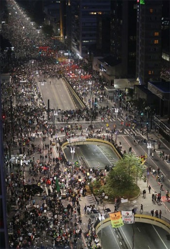 Tấm biểu ngữ với dòng chữ “Y tế và giáo dục làm nên một đất nước” được một CĐV giơ cao tại Maracana