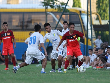 U23 Việt Nam thua Hà Nội T&T - 2 U23 Việt Nam lép vế trước Hà Nội T&T, ảnh: Minh Phương