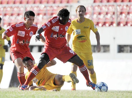 Hải Phòng chật vật tìm đường vào khung thành Thanh Hóa, ảnh: Minh Phương