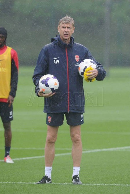 Wenger trên sân tập
