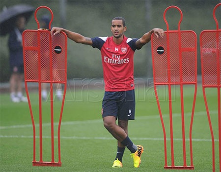 Wacott đứng bên hàng rào tập sút phạt