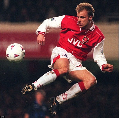 Những “quả bom tấn” của các đội bóng tại Premier League - 1 Dennis Bergkamp