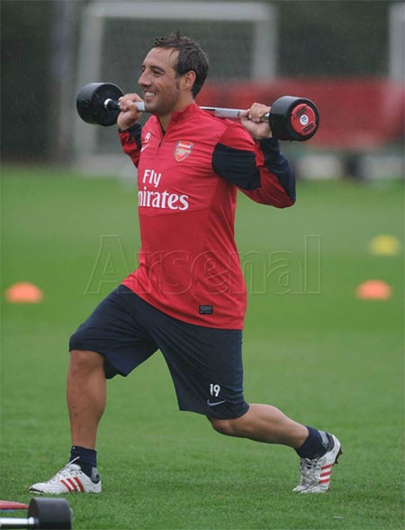 Cazorla tập luyện với tạ