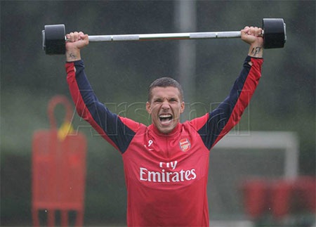 Podolski tập luyện khá thoải mái