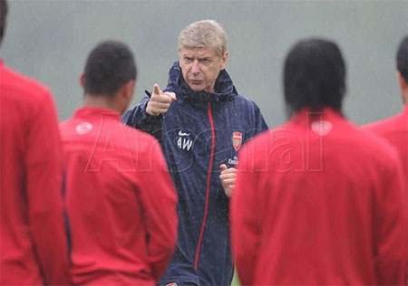 Wenger nghiêm khắc chỉ đạo học trò
