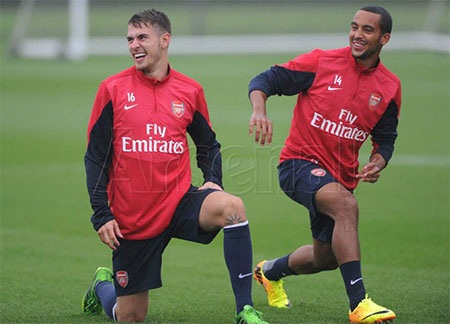 Ramsey và Walcott khá vui vẻ