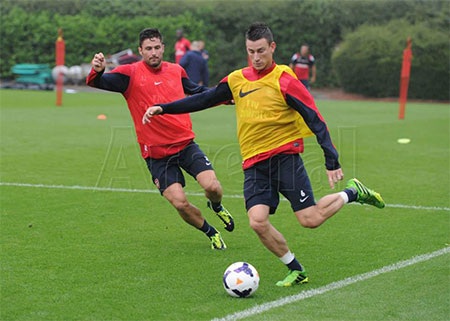 Giroud tranh bóng cùng Koscielny