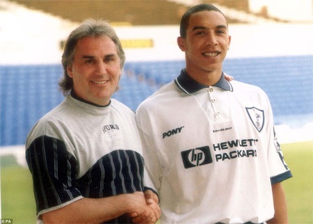 Những “quả bom tấn” của các đội bóng tại Premier League - 18 HLV Gerry Francis chào đón Chris Armstrong