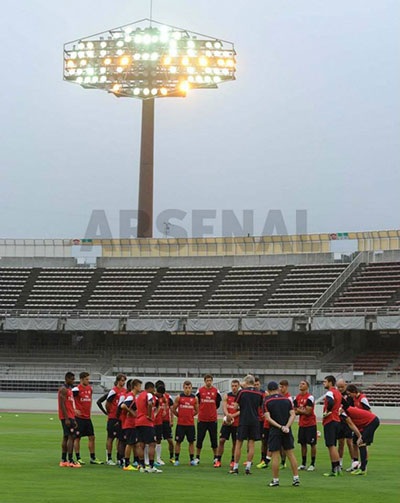 Sau một ngày di chuyển từ Nagoya tới Saitana. Các cầu thủ Arsenal đã bắt tay vào tập luyện
