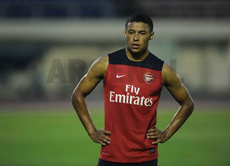 Oxlade-Chamberlain đứng nghe lời chỉ đạo của Wenger