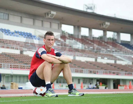 Koscielny ngồi nghỉ và quan sát các đồng đội tập luyện