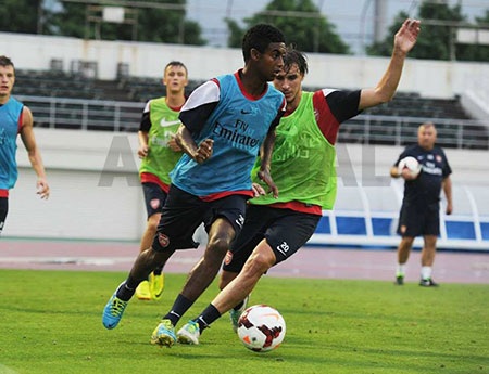 Tiền vệ trẻ Gedion Zelalem (trái) đã gây ấn tượng mạnh ở trận đấu trước Nagoya