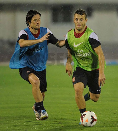 Rosicky tranh bóng cùng Wilshere