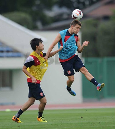 Giroud có gắng bứt qua đồng đội để có bóng