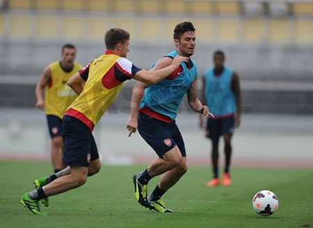 Giroud có gắng bứt qua đồng đội để có bóng