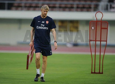 Wenger vác hàng rào cho các học trò tập đá phạt