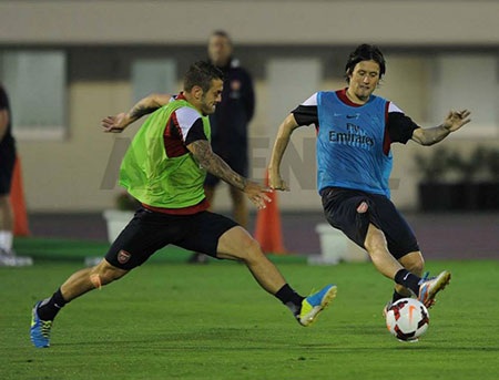 Các cầu thủ Arsenal bất chấp thời tiết xấu đã tiếp tục tập luyện hăng say