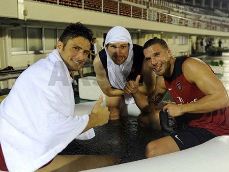 Các cầu thủ Arsenal nhảy vào bồn tắm di động được đem đến trên sân.