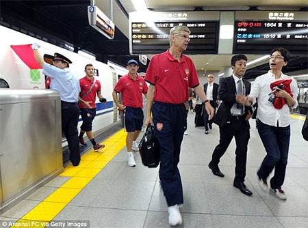 Wenger tại ga tàu ở Saitama
