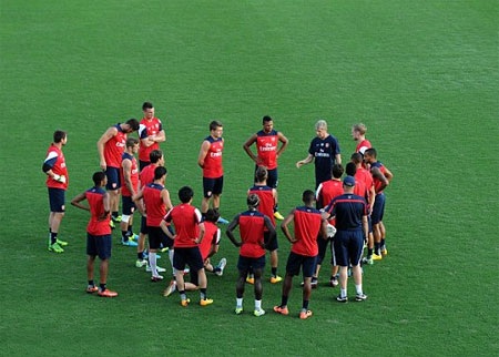 Arsenal bước ra sân tập tại Nagoya để tập luyện chuẩn bị cho trận giao hữu thứ 3 của đội bóng này