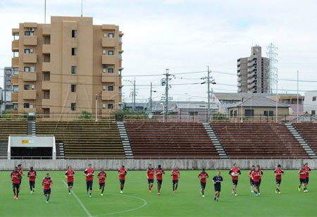 Arsenal bước ra sân tập tại Nagoya để tập luyện chuẩn bị cho trận giao hữu thứ 3 của đội bóng này