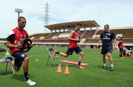 Bài tập thể lực của các cầu thủ, Gibb và Jenkinson đang tập luyện dưới sự chỉ đạo của HLV thể lực