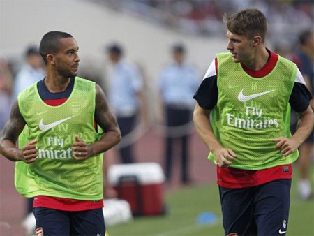 Bài tập thể lực của các cầu thủ, Gibb và Jenkinson đang tập luyện dưới sự chỉ đạo của HLV thể lực