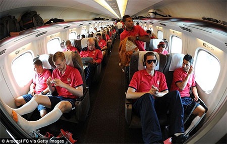 Walcott dễ dàng bị nhận ra giữ chốn đông người và không ít người hâm mộ tranh thủ xin chữ ký