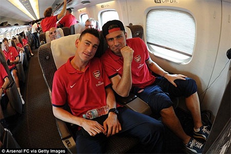 Giroud và Koscielny ngồi hàng ghế đầu