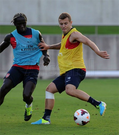 Sagna ngăn cản pha đi bóng của Wilshere