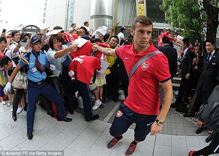 Wilshere ký tặng người hâm mộ và nhanh chóng đi theo đoàn