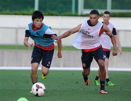 Cầu thủ người Nhật bản, Miyaichi tranh bóng với Oxlade-Chamberlain