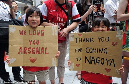 Các CĐV nhí thể hiện tình yêu với Arsenal và cảm ơn CLB đã tới Nagoya