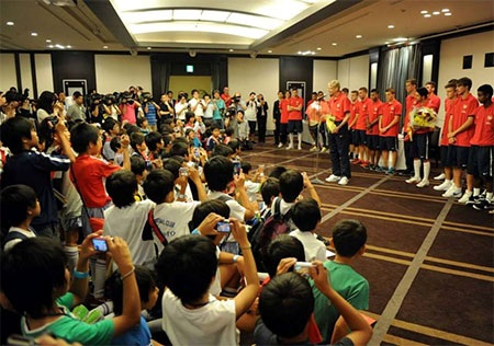 Các cầu thủ Arsenal bỏ ra hơn 1 giờ để giao lưu với khán giả bản địa.