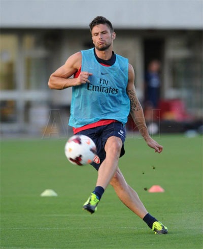 Giroud thực hiện pha sút bóng